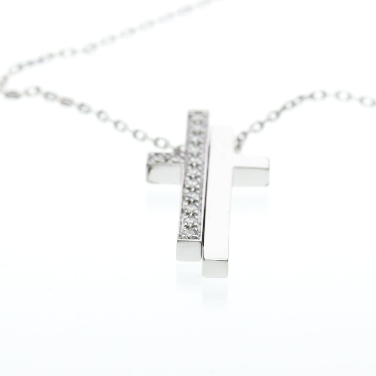 Gucci diamond necklace 18K white gold featuring a contemporary cross design adorned with diamonds.
