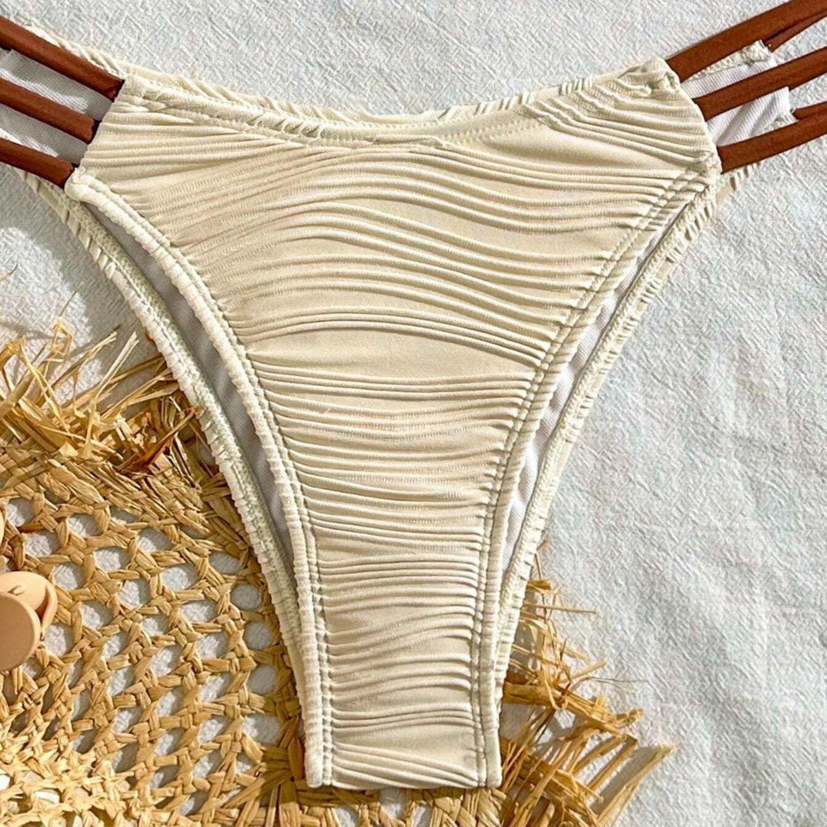 Three-piece sexy swimsuit for women, featuring soft fabric and stylish design, perfect for a chic beach look.